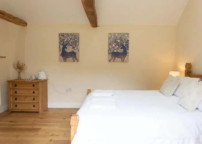 Lovely 1-Bed Suite & Bathroom In Converted Barn Near Newark Show-Ground